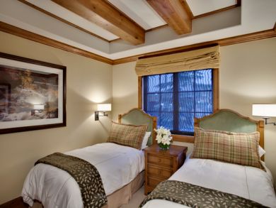 Guest bedroom with twin beds